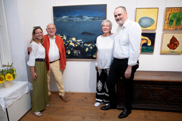 Landeshauptmann Hans Peter Doskozil (r.) mit Familie Pirch (v.l., Tochter Constanze Pirch, Harro und Eva Pirch) bei der Vernissage im Turmhaus in Unterrabhnitz.