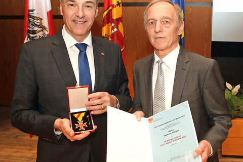 Hannes Steiger (Bad Tatzmannsdorf) nahm von Landesrat Dr. Leonhard Schneemann das Verdienstkreuz des Landes entgegen.