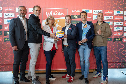 Sportlandesrat Heinrich Dorner mit Gernot Leitner, Präsident des Österreichischen Volleyball Verband, Bürgermeisterin LAbg. Elisabeth Böhm, MMag. Georg Wawer, win2day, Tourismusdirektor Didi Tunkel und Veranstalter Georg Kloibhofer