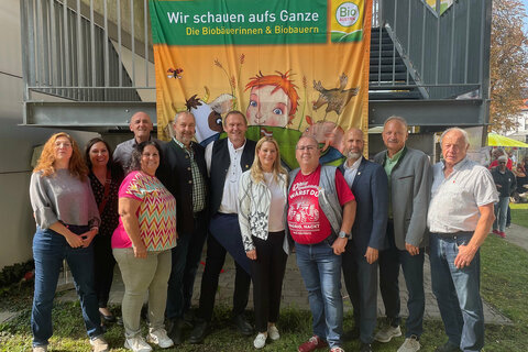Landesrätin Daniela Winkler (Bildmitte) mit Festgästen beim Biofest in Frauenkirchen.