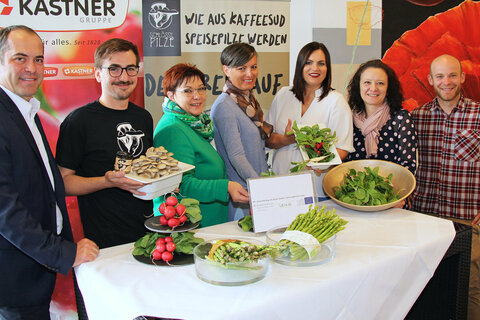 Hannes Schneider, Gebietsverkaufsleiter Ost Fa. Kastner, Martin Csanyi, Schlösslpilze Donnerskirchen, Herta Walits-Guttmann vom Gasthof Walits-Guttmann in Deutsch Tschantschendorf, Szilvia Makai, Seewinkler Sonnengemüse, Landesrätin Mag.a Astrid Eisenkopf, Astrid Fuchs vom Gasthaus Fuchs in Weppersdorf und Andreas Graf, Leithaland Gemüse Leithaprodersdorf