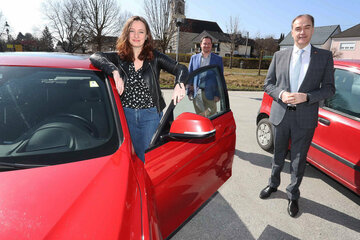 Landesrat Leonhard Schneemann und Wolfgang Koller, Bürgermeister der Gemeinde Kemeten, freuen sich, dass Meggy van Heck aus Kemeten einen Fahrtkostenzuschuss zur Unterstützung ihres Arbeitsweges beziehen kann