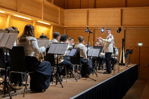 Die Militärmusik Burgenland unter der Leitung von Militärkapellmeister Oberst Johann Kausz gab im Lisztzentrum Raiding ein Galakonzert zum 60-jährigen Gründungsjubiläum des Burgenländischen Blasmusikverbandes.
