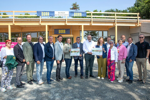 Rohrbachs Bürgermeister Günter Schmidt, Naturpark-Geschäftsführerin Mag.a Marlene Hrabanek-Bunyai, MA, Naturpark-Obmann Bürgermeister Kurt Fischer, Landeshauptmann Hans Peter Doskozil, Landeshauptmann-Stellvertreterin Anja Haider-Wallner, Naturpark-Obmann-Stellvertreter Bürgermeister Gerald Hüller, Obmann-Stellvertreterin Ulrika Kitzinger und Prokurist Ing. Klaus Tremmel, Niederlassungsleiter Hochbau Burgenland des Generalunternehmers PORR Bau GmbH mit den Bürgermeisterinnen und Bürgermeistern der weiteren beteiligten Gemeinden.