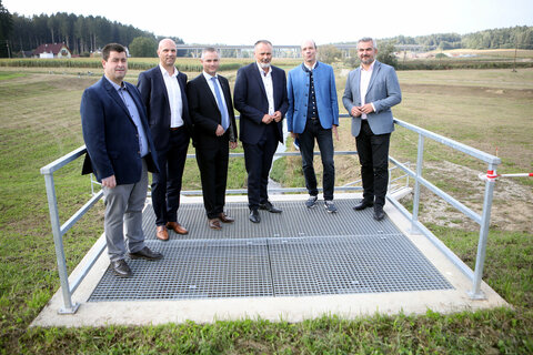 Bürgermeister Marc Hoppel (Grafenschachen), Vizebürgermeister Jürgen Zimara, Bürgermeister Thomas Böhm (beide Loipersdorf-Kitzladen), Landeshauptmann Hans Peter Doskozil, Ministerialrat Dr. Heinz Stiefelmeyer (Abteilung I/6, Bundesministerium Landwirtschaft, Regionen und Tourismus, Abteilungsleiter) und Landesrat Mag. Heinrich Dorner (v.l.).