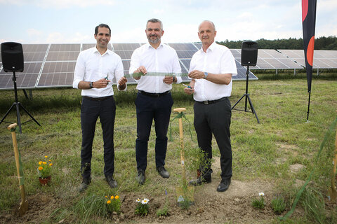 Landesrat Mag. Heinrich Dorner (Mitte), Burgenland Energie-Vorstandsvorsitzender Mag. Dr. Stephan Sharma (l.) und Bürgermeister Helmut Kopetzki (Großgemeinde Tobaj) am Standort der neuen Photovoltaikanlage im Ortsteil Punitz (v.l.).