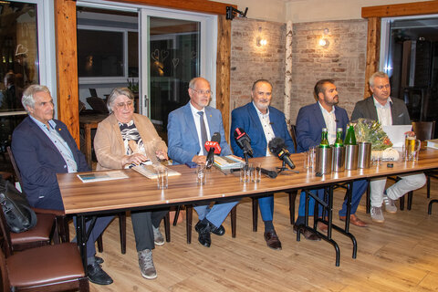 Baumeister Ing. Christian Hofstädter, Projektleiter für den Klinikbau, Golser Bürgermeister LAbg. Kilian Brandstätter, Landeshauptmann Hans Peter Doskozil, Mag. Franz Öller, MBA, MPH, kaufmännischer Geschäftsführer der Gesundheit Burgenland, Bausachverständige Ing.in Hannelore Ursula Horak und Univ.-Prof. Dr. Stephan Kriwanek, medizinischer Geschäftsführer Gesundheit Burgenland.