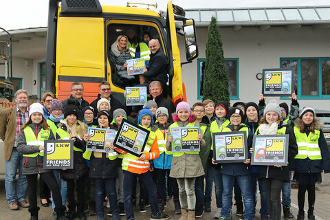 Den SchülerInnen wurden in der praktischen Unterrichtseinheit die Gefahren des „toten Winkels“ eines LKW aufgezeigt. Oben: LRin Mag.a Daniela Winkler und Bildungsdirektor Mag. Heinz Josef Zitz, unten, hintere Reihe: VS-Dir. Dipl.Päd. VDir. Karl Hofwimmer, Vize-Bgm.in Elfriede Brunäcker, Bgm. Helmut Hareter, Mag. Roman Eder, MBA, Obmann Fachgruppe Güterbeförderungsgewerbe, KommR Ludwig Pall, Obmann-Stv. Fachgruppe Güterbeförderungsgewerbe mit Kindern der VS Breitenbrunn