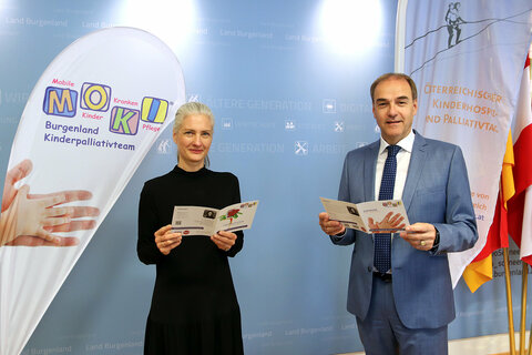 Soziallandesrat Leonhard Schneemann und Doris Zoder-Spalek, Obfrau der mobilen Kinderkrankenpflege im Burgenland („MOKI“), machen auf die Situation schwerkranker Kinder und ihrer Familien aufmerksam