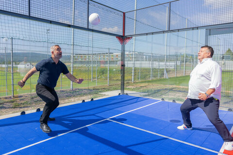 Auch Landesrat Heinrich Dorner und Ex-Profi Bernd Dallos fanden rasch Gefallen an der neuen Trendsportart.