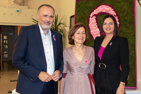 Landeshauptmann Hans Peter Doskozil und Landtagspräsidentin Astrid Eisenkopf mit Krebshilfe-Burgenland-Geschäftsführerin Andrea Konrath bei der Pink Ribbon Matinee, die ganz im Zeichen der rosa Schleife stand.