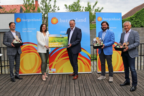 „Präsentation Bioland Burgenland eGen“: Andreas Schlögl (Obmann „Bioland Burgenland eGen“) mit LH-Stv.in Astrid Eisenkopf, LH Hans Peter Doskozil, Hans Unter (Obmann-Stellvertreter „Bioland Burgenland eGen“) und Hannes Anton (Geschäftsführer „Bioland Burgenland eGen“) bei der Präsentation der neuen Bio-Vermarktungsgenossenschaft;