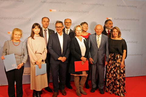 Rotraud Hinterleithner (in Vertretung von Preisträger Wilhelm Hinterleithner), Laura Schoditsch, Landesrat Dr. Leonhard Schneemann, Moderator und ORF-Chefredakteur Walter Schneeberger, Dr. Sepp Gmasz, Karin Ivancsics, Prof.in Mag.a Ulrike Truger, Prof. Stefan Kocsis, Ferry Janoska und Mag.a Claudia Priber (v.l.).