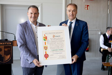 Landesrat Dr. Leonhard Schneemann mit Bürgermeister Dipl.-Ing. (FH) Wolfgang Koller (v.r.) mit der Urkunde der Ernennung zur Marktgemeinde Kemeten.