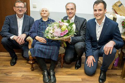 Bürgermeister der Großgemeinde Weiden bei Rechnitz Ing. Anton Szmolyan, Jubilarin Angela Tkauz, Landesrat Dr. Leonhard Schneemann und Vizebürgermeister Nico Ott (v.l.) bei der Jubiläumsfeier im Feuerwehrhaus von