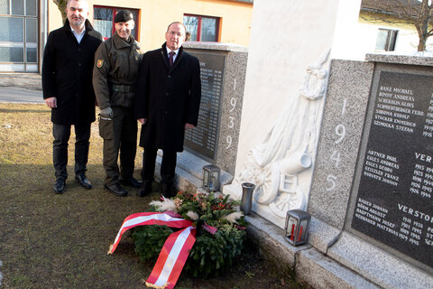 Vor der feierlichen Angelobung fand bei der Pfarrkirche ein Totengedenken mit Kranzniederlegung statt.