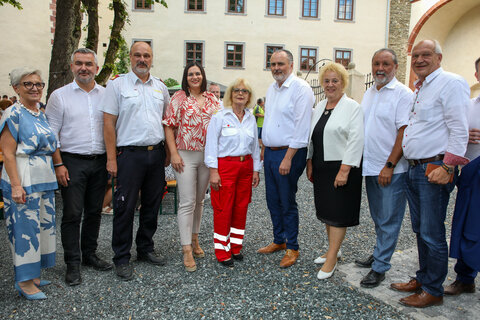 LT-Abgeordnete Doris Prohaska, LR Heinrich Dorner, LFW-Kommandant Franz Kropf, LH-Stv.in Astrid Eisenkopf, RK Bgld. Präsidentin Friederike Pirringer, LH Hans Peter Doskozil, LT-Abgeordnete Verena Dunst, Oberwarts Bezirkshauptmann Peter Bubik und LT-Abgeordneter Wolfgang Sodl