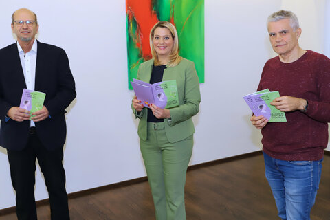 Kinder, Jugend- und Bildungslandesrätin Mag.a (FH) Daniela Winkler präsentierte gemeinsam mit Kinder- und Jugendanwalt Mag. Christian Reumann sowie Mag. Klaus Fandl, Schulpsychologe, gaben einen Überblick über die aktuelle Situation und stellen den Inhalt des Leitfadens vor
