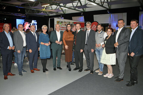 Oberwarts Vizebürgermeister Michael Leitgeb, Stadtrat Mario Raba, Stadtrat Viktor Szuhai aus Szombathely, Landtagsabgeordnete Doris Prohaska, Oberwarts Bürgermeister Georg Rosner, Landeshauptmann-Stv. Mag.a Astrid Eisenkopf, Landwirtschaftskammer Burgenland-Präsident Nationalrat DI Nikolaus Berlakovich, Messe-Veranstalter Markus Tuider, Oberschützens Bürgermeister Hans Unger, Wirtschaftskammer Burgenland, Tanja Stöckl, BSc, Regionalstellenobfrau, Bad Tatzmannsdorf Stefan Laimer und Oberwarts Gemeinderat Helmut Gaal (v.l.).