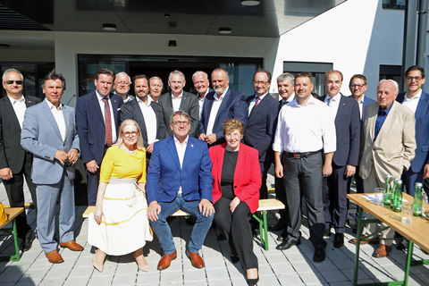 Bundesratspräsident Günter Kovacs (7.v.r., stehend), Landeshauptmann Hans Peter Doskozil (8.v.r., stehend) und Landesrat Leonhard Schneemann (4.v.r.) mit weiteren politischen Vertretern und Beteiligten bei der Eröffnung in Schandorf.