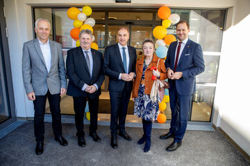 Landesrat Dr. Leonhard Schneemann (Mitte) eröffnete gemeinsam mit Geschäftsführer Dr. Johannes Zsifkovits (r., Soziale Dienste Burgenland), Bürgermeisterin Renate Habetler (2.v.r.) und den Vizebürgermeistern Gerald Derkits (l.) und Wilhelm Böhm (2.v.l.) das Pflegewohnhaus Redlschlag.