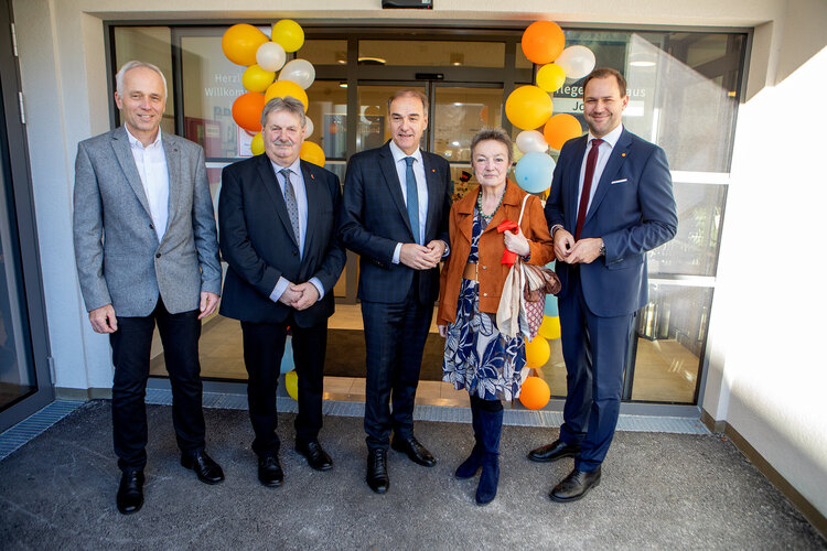 Landesrat Dr. Leonhard Schneemann (Mitte) eröffnete gemeinsam mit Geschäftsführer Dr. Johannes Zsifkovits (r., Soziale Dienste Burgenland), Bürgermeisterin Renate Habetler (2.v.r.) und den Vizebürgermeistern Gerald Derkits (l.) und Wilhelm Böhm (2.v.l.) das Pflegewohnhaus Redlschlag.