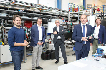 Landesrat Leonhard Schneemann mit Helmut Plank, Wissenschaftler an der FH Pinkafeld (l.), FH Burgenland-Geschäftsführer Georg Pehm (3. v. l.), Bürgermeister Kurt Maczek (r.) und HTL Pinkafeld-Direktor Wilfried Lercher, (2. v .l).