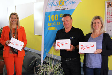 Als Geschenk für die angehenden Führerscheinbesitzer überreichte Landesrätin Mag.a (FH) Daniela Winkler den Verantwortlichen der Fahrschule - Pia und Horst Esberger - 50 Erste-Hilfe-Boxen.