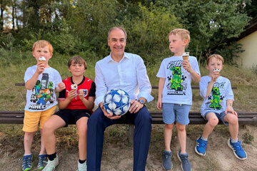Soziallandesrat Dr. Leonhard Schneemann (Mitte, im Bild mit Kindern).