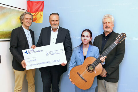 v.l.: JHK-Direktor Gerhard Krammer, LH Hans Peter Doskozil, Polina Ventskovska, Tibor Nemeth, Institut für Haydn- und Lisztforschung