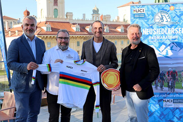 Sportlandesrat Heinrich Dorner, Johannes Hessenberger (Gesamtleiter des Neusiedler See Radmarathons und Event-Direktor der Rad-WM 2029), Ivan Basso (Ambassador des Neusiedler See Radmarathons wie auch die UCI Gran Fondo Weltmeisterschaften 2029) und Kurt Kaiser (Chief Marketing Officer (CMO) des Burgenland Tourismus) (v.l.).