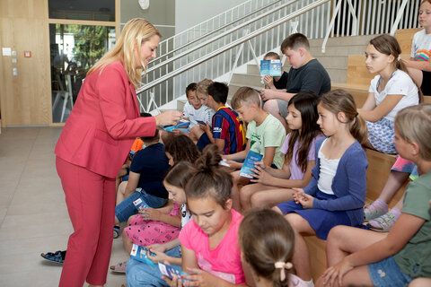 Bildungslandesrätin Mag.a (FH) Daniela Winkler überreichte die ersten Ferien-Lesepässe an die Kinder der Volksschule Güssing.