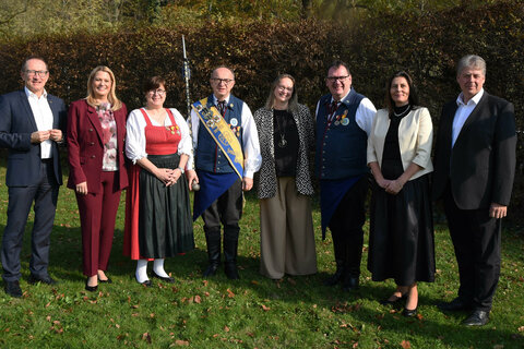 Landesobmann Peter Reichstädter (l.) und Landesrätin Daniela Winkler (2.v.l.) mit den Geehrten des Musikvereines Apetlon.