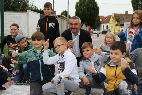 Auch die Kinder der Volksschule Siegendorf nahmen am diesjährigen Straßenmalwettbewerb "Blühende Straßen" teil und wurden dabei von Verkehrslandesrat Heinrich Dorner, Bürgermeister Rainer Porics, Marktgemeinde Siegendorf, Vizebürgermeisterin, LT-Abgeordnete Rita Stenger, Marktgemeinde Siegendorf, Tina Wurm, Mobilitätszentrale Burgenland, und Direktorin Silvia Mühlgaszner tatkräftig unterstützt