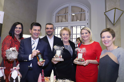 Landesrätin Mag.a Astrid Eisenkopf, Landesrat Christian Illedits, Landesrat Mag. Heinrich Dorner, Landtagspräsidentin Verena Dunst, Landesrätin Mag.a (FH) Daniela Winkler mit MMag.a Eva Blagusz, Obfrau und Geschäftsführerin von pro mente Burgenland.