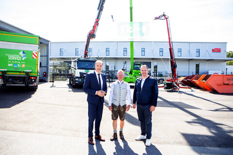 Wirtschaftslandesrat Dr. Leonhard Schneemann (links) und Kemetens Bürgermeister Dipl.-Ing. (FH) Wolfgang Koller (r.) auf dem Firmengelände von Geschäftsführer Dipl.-Ing. (FH) Markus Frühwirth (Mitte).