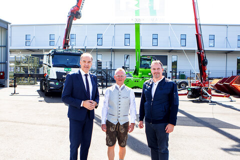 Wirtschaftslandesrat Dr. Leonhard Schneemann (links) und Kemetens Bürgermeister Dipl.-Ing. (FH) Wolfgang Koller (r.) auf dem Firmengelände von Geschäftsführer Dipl.-Ing. (FH) Markus Frühwirth (Mitte).