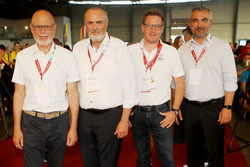 Special Olympics Österreich-Präsident Peter Ritter und Nationaldirektor von Special Olympics Österreich, Jörg Hofmann (3.v.l.) mit Landeshauptmann Hans Peter Doskozil (2.v.l.) und Sportlandesrat Heinrich Dorner (r.) vor dem Beginn der Abschlussfeier.