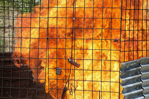 Zum Abschluss der Schulung wurden die spektakulären Auswirkungen eines Brandes (Behälterzerknall) auf Aerosolpackungen und Gaskartuschen dargestellt. Bildquelle: Landesmedienservice Burgenland