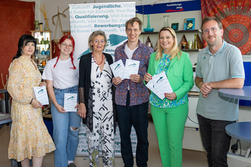 ÖGB Frauen- und Bildungssekretärin Caroline Kolonovits, ÖGB Jugendsekretärin Vivian Bauer, Eva-Maria Landertinger, Nikolaus Landertinger (beide Der Dialog), Landesrätin Daniela Winkler und ÖGB-Regionalsekretär Hans Tesarek (v.l.) beim Besuch des Bildungsinstituts "Der Dialog" in Neusiedl am See.