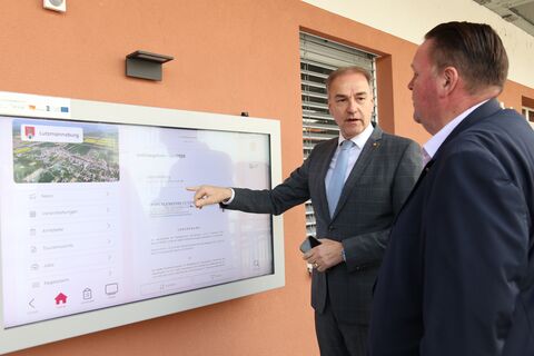 Landesrat Leonhard Schneemann und Landtagsabgeordneter Roman Kainrath vor der digitalen Amtstafel.