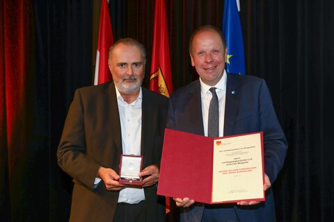 Landeshauptmann Hans Peter Doskozil übergab im festlichen Ambiente des KUZ Mattersburg die Ehrenzeichen an die ausgezeichneten Persönlichkeiten