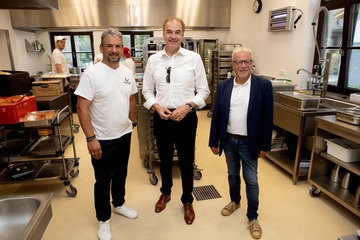 VAMOS-Vereinsobmann Mag. Gerhard Kuich (r.) und VAMOS-Geschäftsführer René Höfer, MBA (l.) begrüßten Soziallandesrat Dr. Leonhard Schneemann (Mitte) beim Sommerfest in Markt Allhau, in dessen Zuge die neue Küche eröffnet wurde.