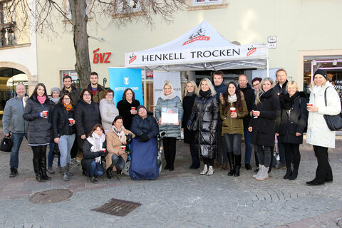 Landesrätin Daniela Winkler bei Spendenaktion #Giving Tuesday in der Fußgängerzone in Eisenstadt.