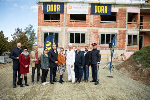 Landesrat Dr. Leonhard Schneemann (5.v.l.) besuchte die Gleichenfeier des neuen Altenwohn- und Pflegeheimes in Redlschlag.