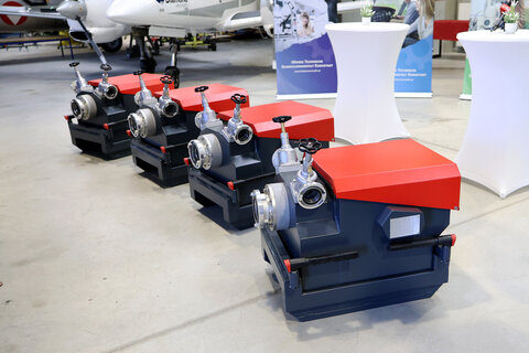 Landesrat Heinrich Dorner bei der Präsentation der Tragkraftspritzen-Attrappen, die von den Schülerinnen und Schülern der HTBLA Eisenstadt gebaut wurden