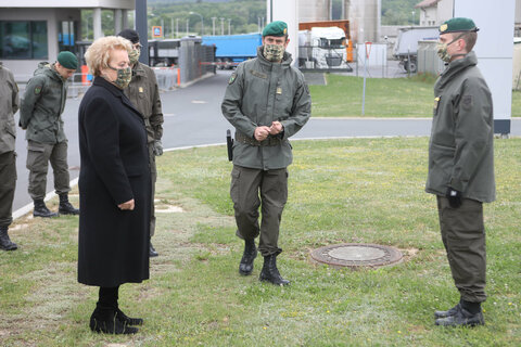 Landtagspräsidentin Verena Dunst besichtigte auch die Übungen in der Kaserne.