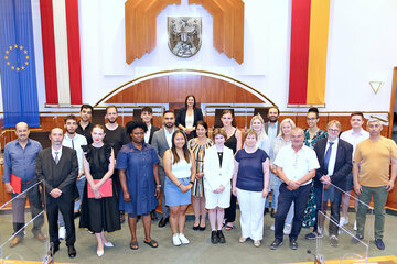 LH-Stv.in Astrid Eisenkopf mit den Neo-ÖsterreicherInnen im Landtagssitzungssaal