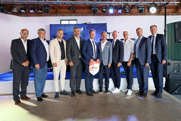 Die Ehrengäste und der Vereinsvorstand mit der Mannschaft des ASV Pöttsching: Bürgermeister Martin Mitteregger (Pöttsching), Gerhard Kornfeind (BFV – Obmann Gruppe Mitte), NR Bgm. Maximilan Köllner (Präsident des ASKÖ), Sportlandesrat Heinrich Dorner, Michael Ohrner (Obmann des ASV Pöttsching), Georg Pangl (Präsident des BFV), Markus Matouschowsky (ASV Pöttsching-Obmann Stellvertreter), Philipp Eckhardt (Sportlicher Leiter des ASV Pöttsching), EU-Abgeordneter Christian Sagartz und Vizebürgermeister Erwin Marchhart (Pöttsching)