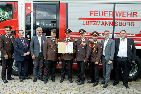 Landesrat Mag. Heinrich Dorner sowie weitere Festgäste bei der 135-Jahresfeier der Freiwilligen Feuerwehr Lutzmannsburg.